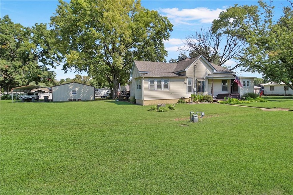 911 E 5th St, Altamont, KS 67330 - photo 1