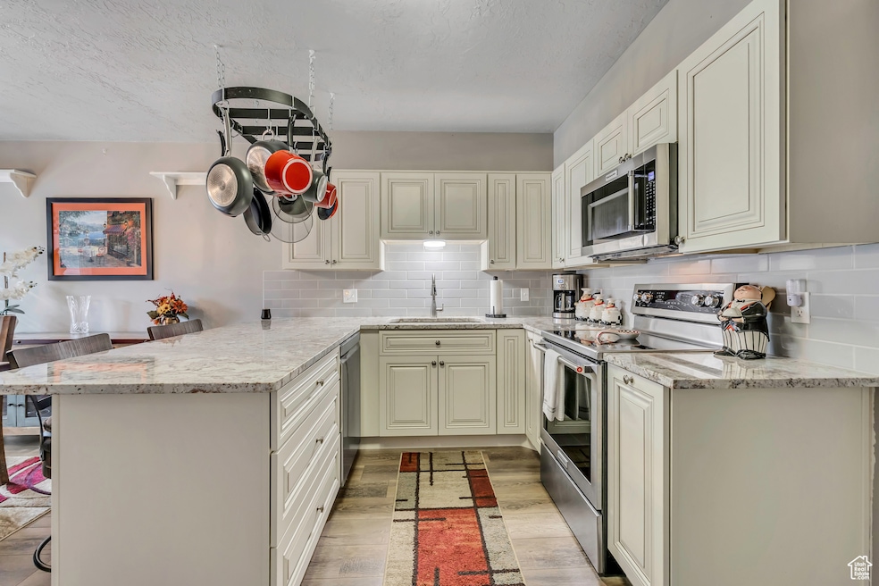 Brand new Kitchen....top to bottom!