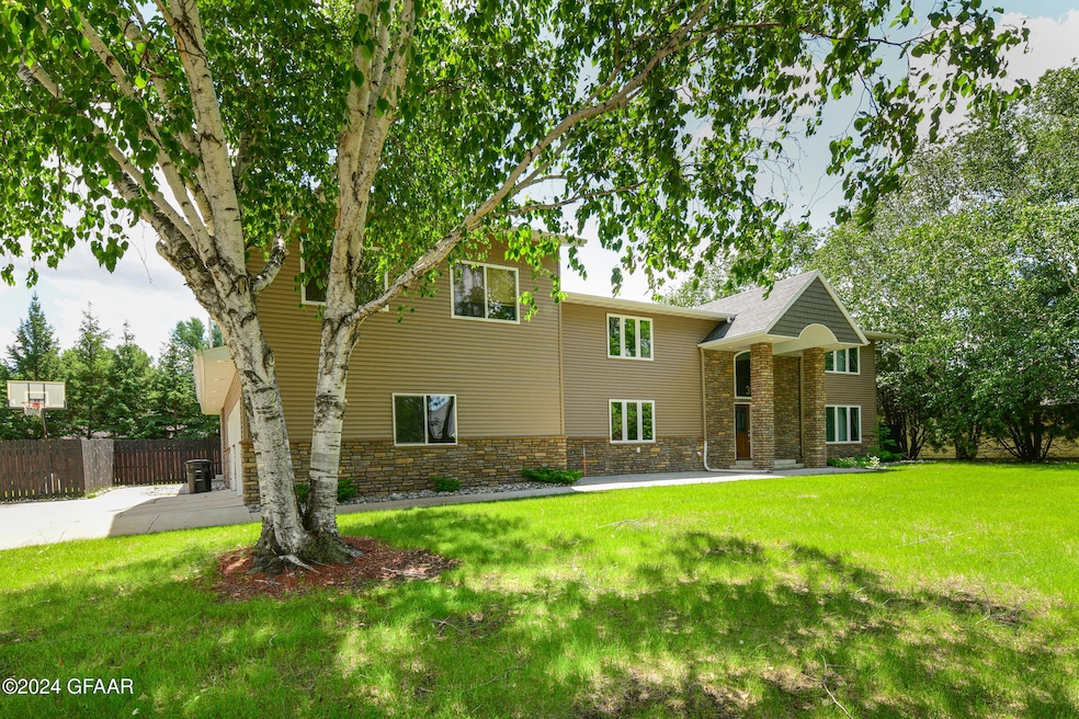 3611 18th Ave S, Grand Forks, ND 58201 - photo 1