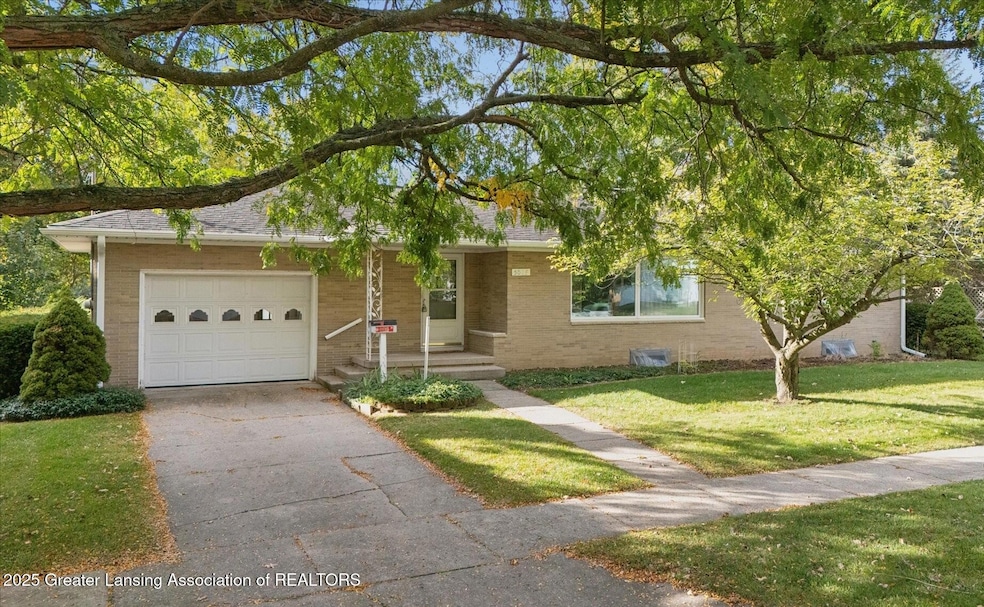 502 E Mcconnell St, Saint Johns, MI 48879 - photo 1