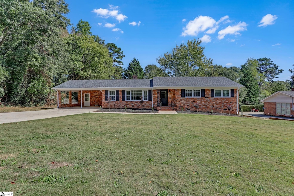 305 Weblin St, Spartanburg, SC 29306 - photo 1