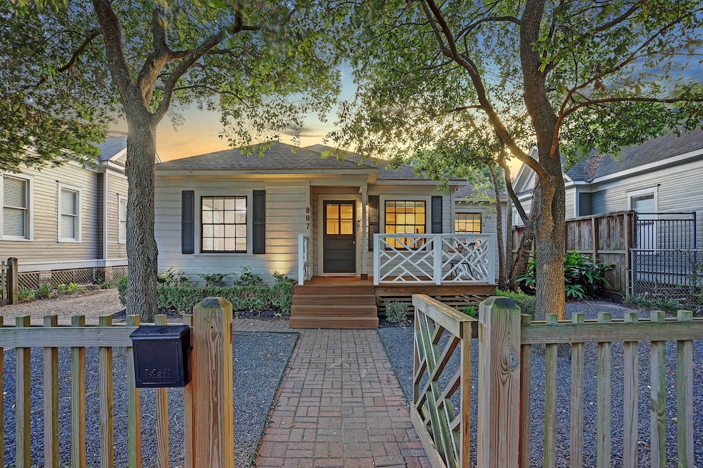 807 Arlington St, Houston, TX 77007 - photo 1