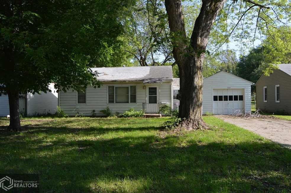 1113 W Summit Ave, Shenandoah, IA 51601 - photo 1