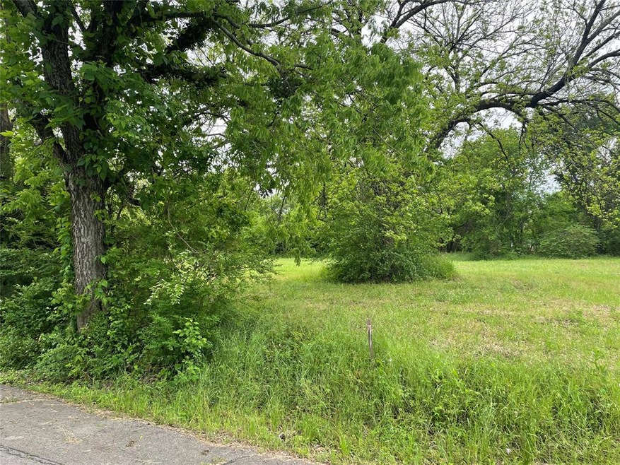 612 E 3rd St, Bonham, TX 75418 - photo 1