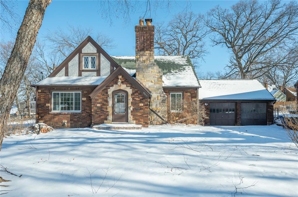 2011 Chautauqua Pkwy, Des Moines, IA 50314 - photo 1