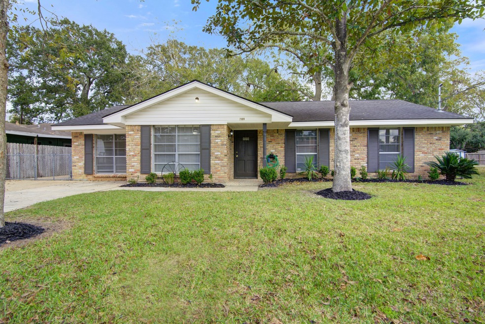 709 S Lee St, Alvin, TX 77511 - photo 1