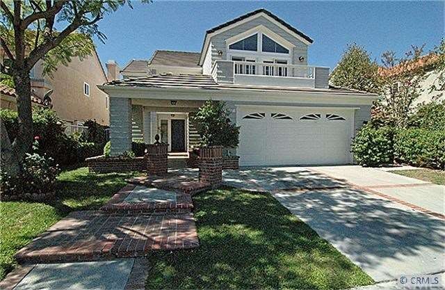 Nice curb appeal, great cul-de-sac location.
