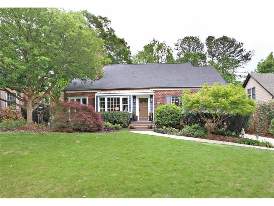 Can you say curb appeal? Gorgeous lawn and mature 