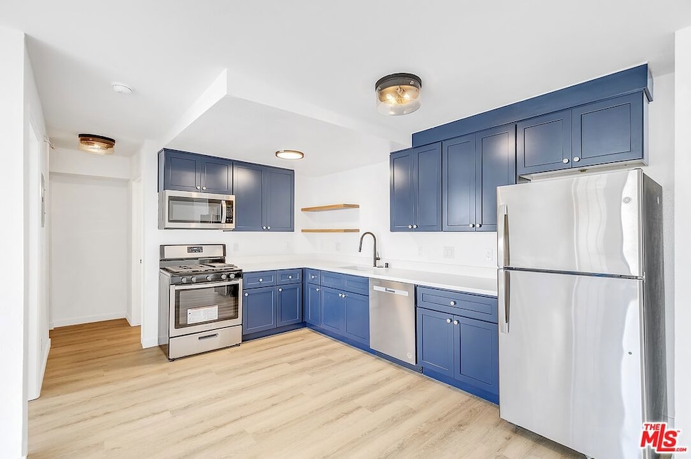 134 N Mariposa Ave unit 206, Los Angeles, CA 90004 - photo 1