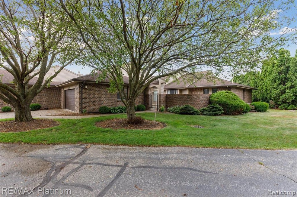 2708 Oakmont Dr, Bay City, MI 48706 - photo 1