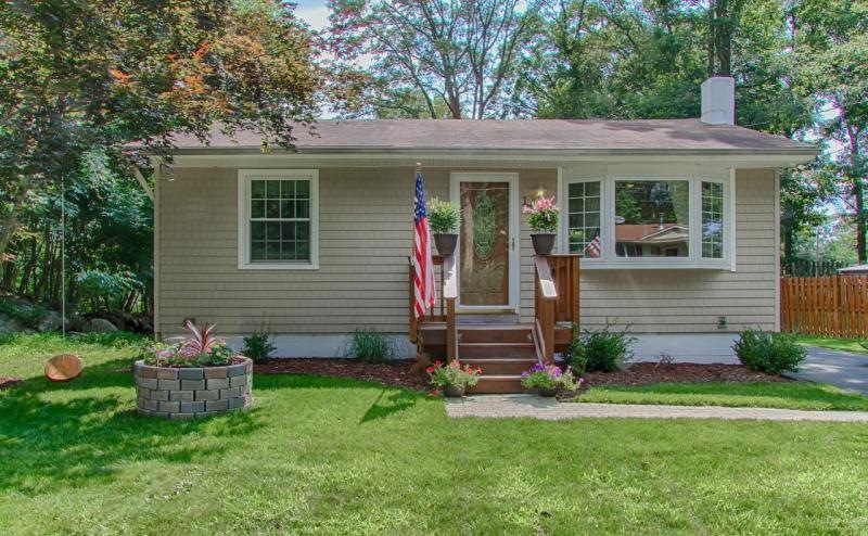 10 Carteret Rd, Hopatcong, NJ 07843 - photo 1