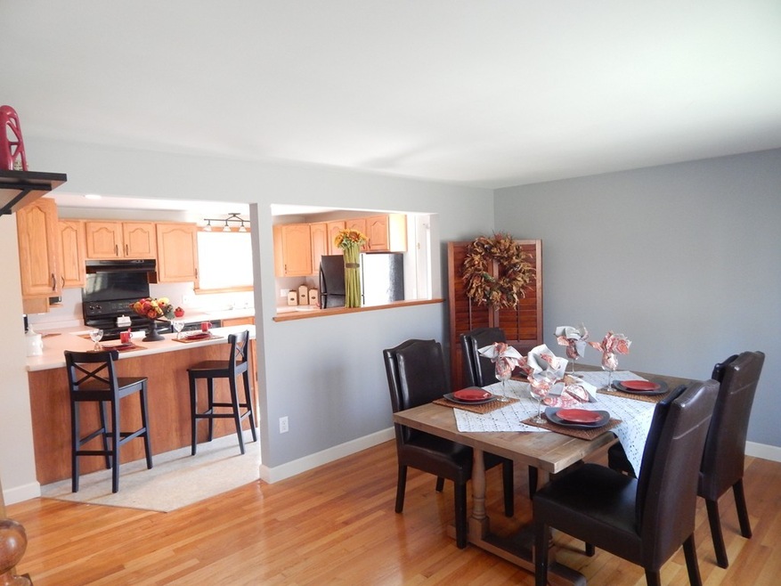 10 Wayne Ct, Holyoke, MA 01040 - photo 1