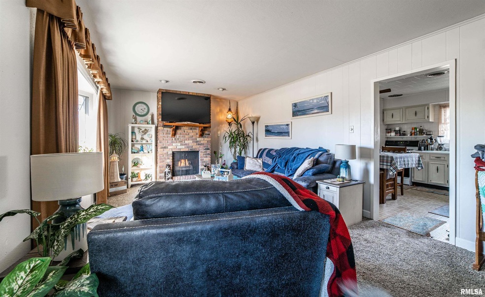 135 Regent St, Lincoln, IL 62656 - photo 1