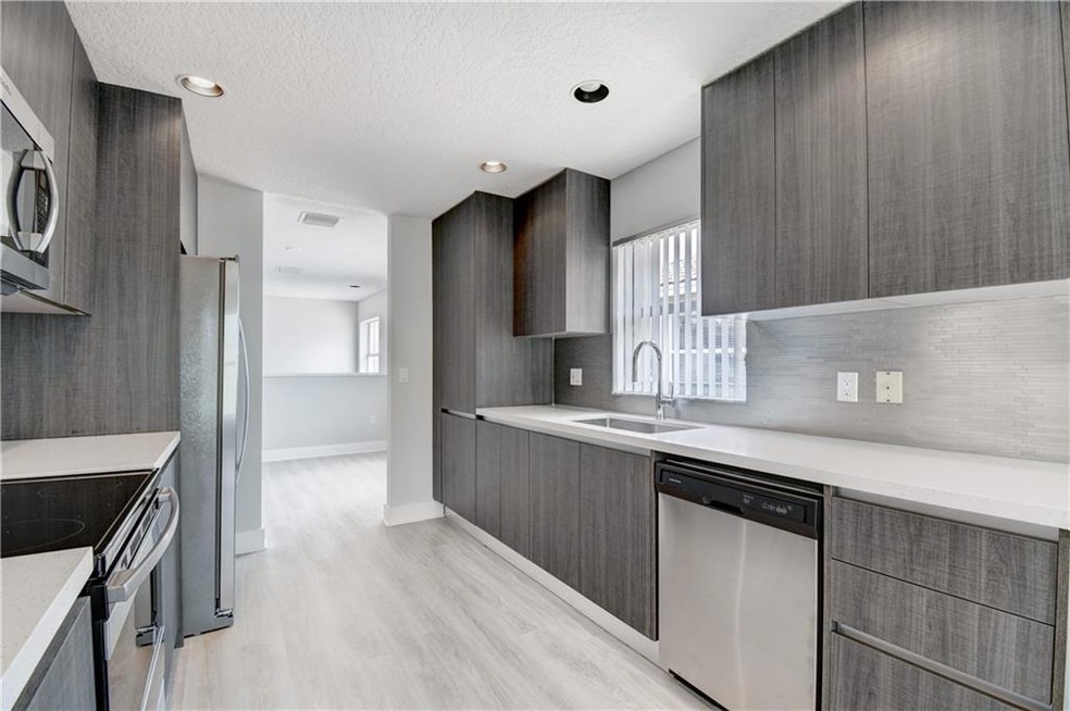 Italian Kitchen Cabinets with quartz Countertops