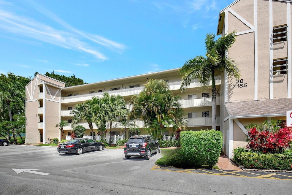 7185 Huntington Ln unit 301, Delray Beach, FL 33446 - photo 1
