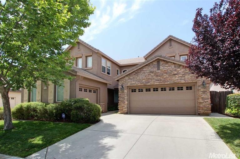 Beautiful 2 story home with 2724 square feet featu
