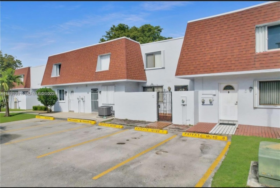 10700 NW 7th St unit 5A, Miami, FL 33172 - photo 1