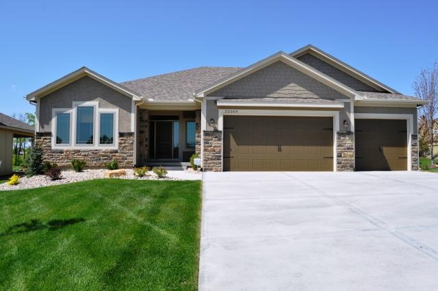 22641 S Roosevelt St, Spring Hill, KS 66083 - photo 1