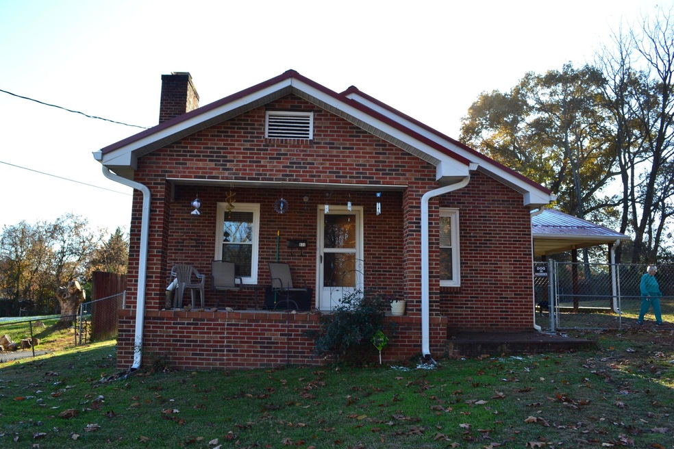 935 Hopson St, Johnson City, TN 37601 - photo 1