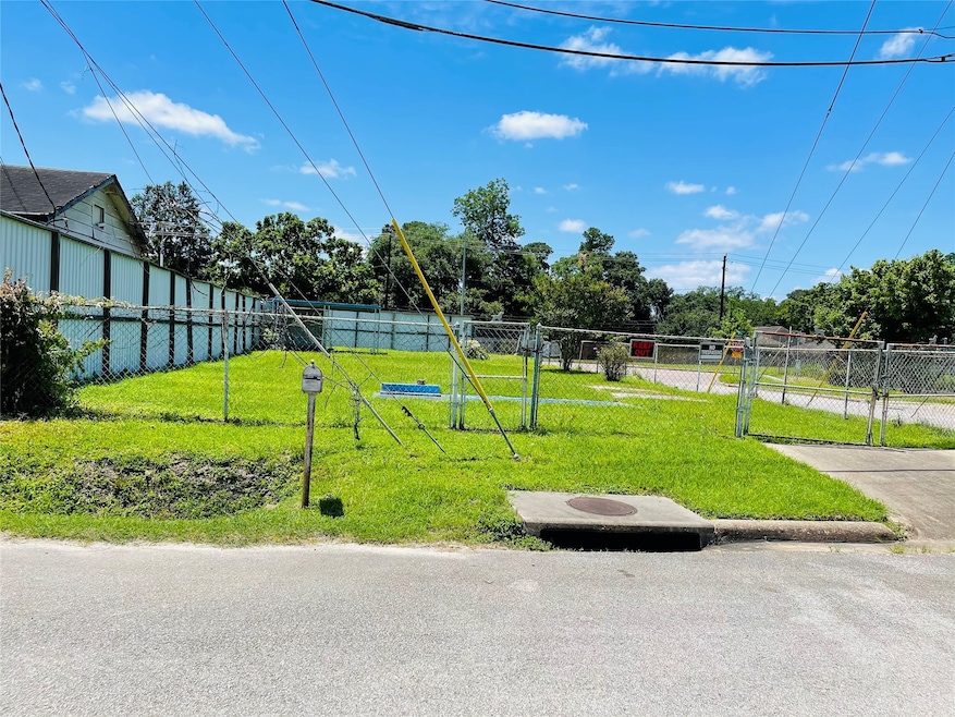 891 Chas Ln, Houston, TX 77091 - photo 1