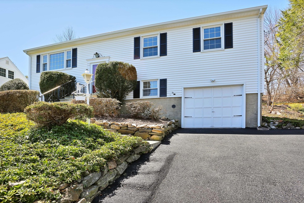 56 Cambridge Dr, Greenwich, CT 06831 - photo 1