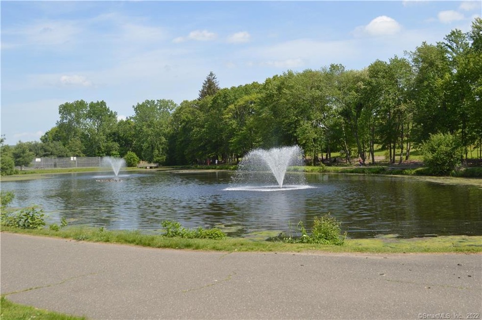 Walking distance to Baummer Pond/Park