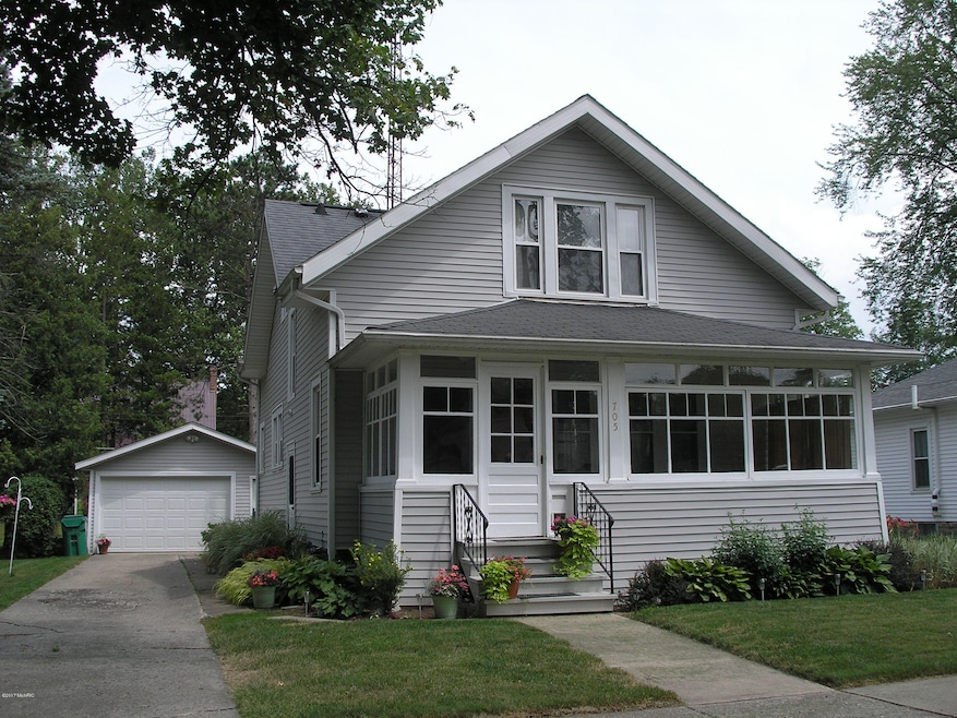 705 Elm St 038