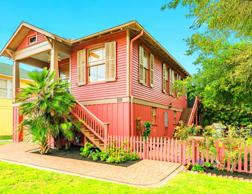 Adorable coastal home just 2 blocks from the beach