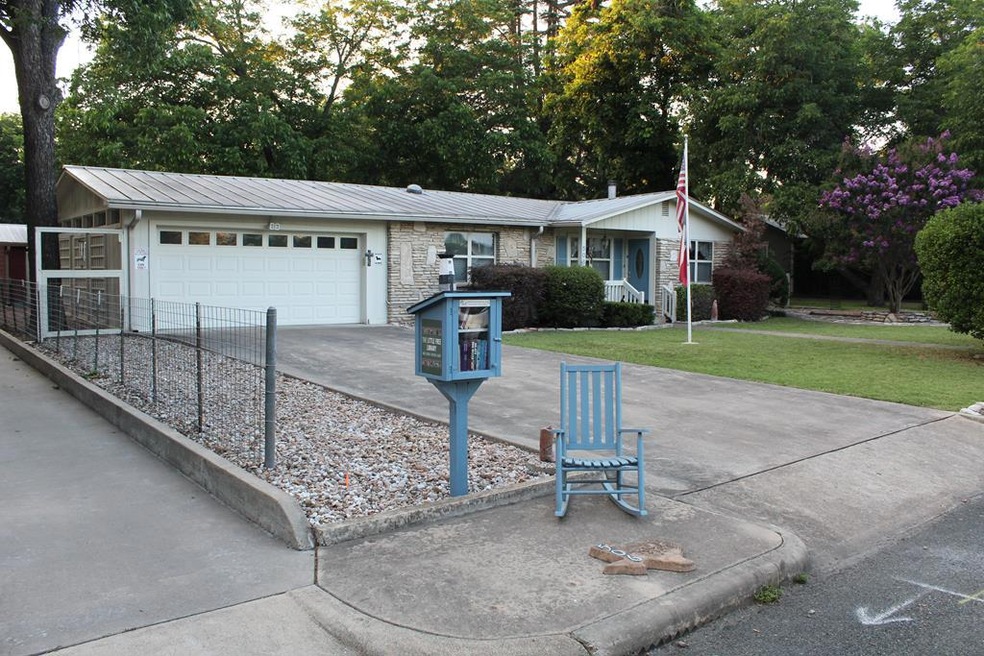 506 N Pecan St, Fredericksburg, TX 78624 - photo 1