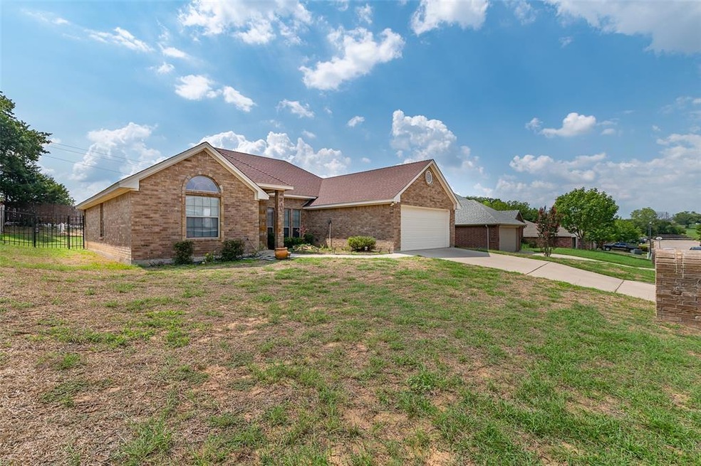 417 Sweetwater Dr, Weatherford, TX 76085 - photo 1