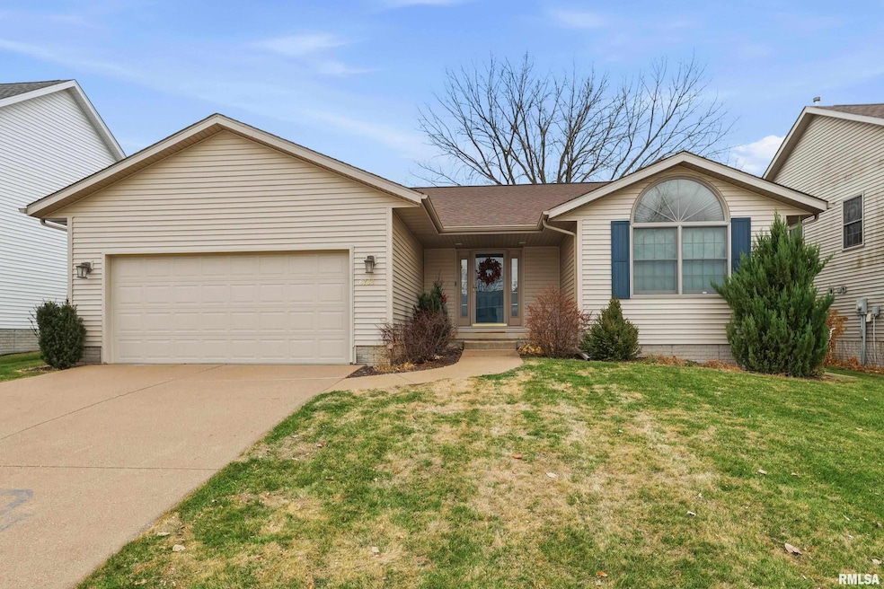 6733 Brookview Ln, Davenport, IA 52806 - photo 1