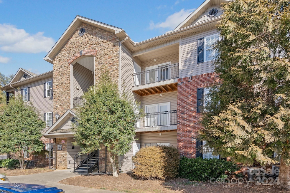 534 Appeldoorn Cir, Asheville, NC 28803 - photo 1