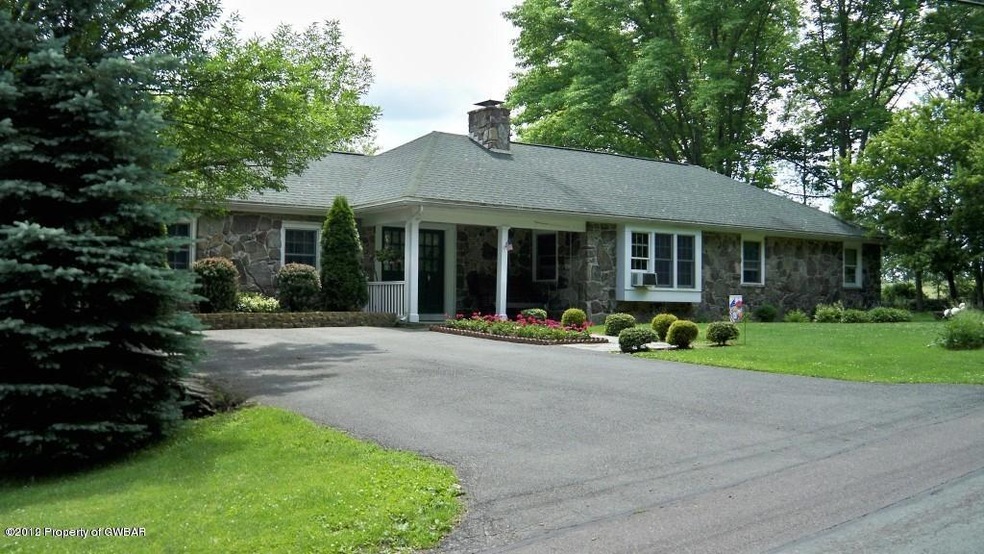 1320 Meeker Rd, Dallas, PA 18612 - photo 1