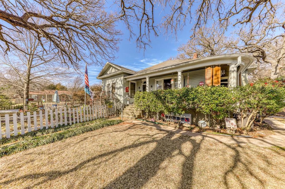 320 Cleveland Ave, Weatherford, TX 76086 - photo 1