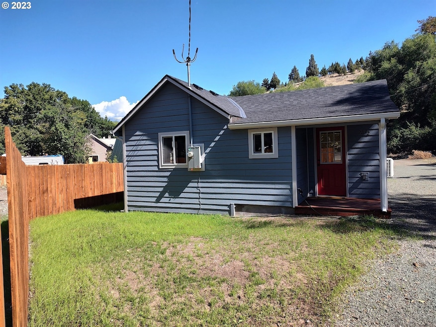 211 1/2 S Washington St, Canyon City, OR 97820 - photo 1