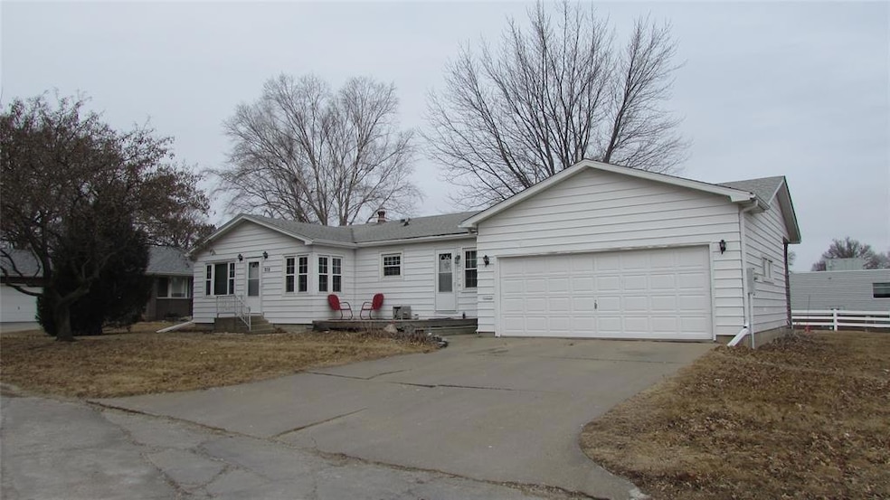 208 Union St, Pella, IA 50219 - photo 1