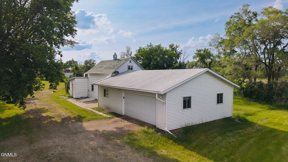 3811 78th Ave SE, Jamestown, ND 58401 - photo 1