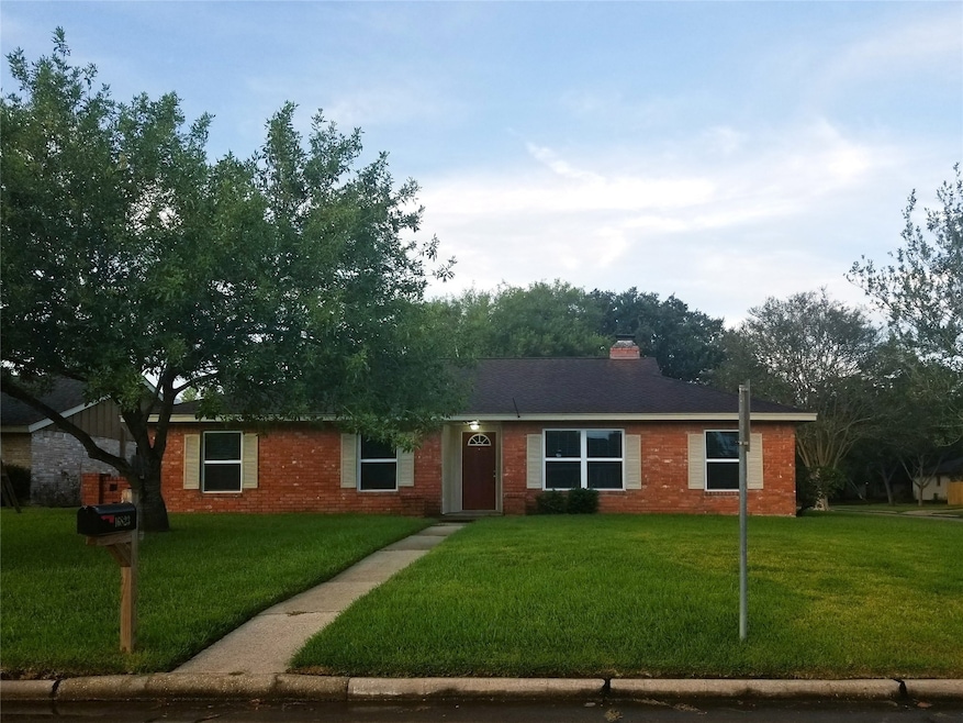 16823 Paint Rock Rd, Friendswood, TX 77546 - photo 1