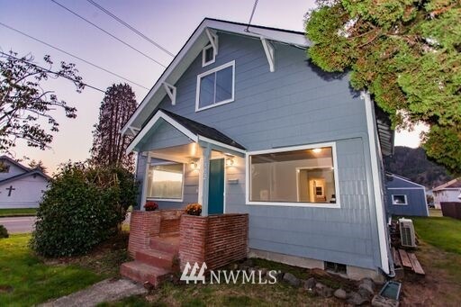 1102 Cedar St, Raymond, WA 98577 - photo 1