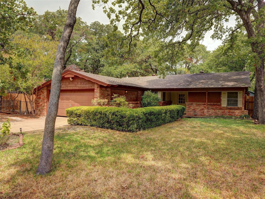 624 Post Oak Dr, Hurst, TX 76053 - photo 1