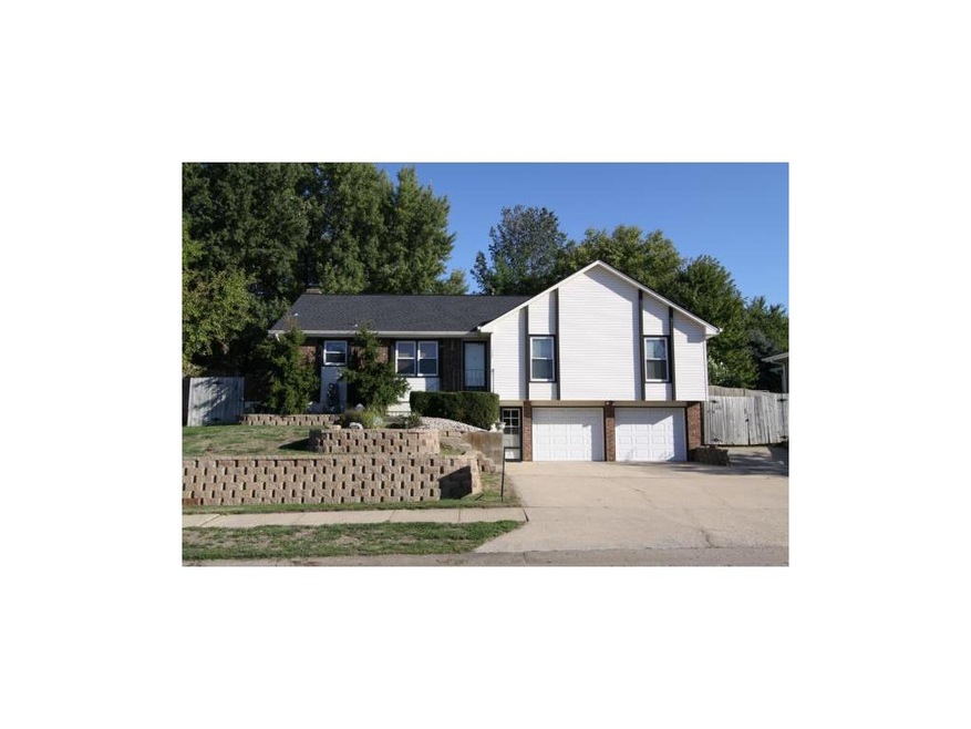 Pretty home and great curb appeal! Vinyl siding an