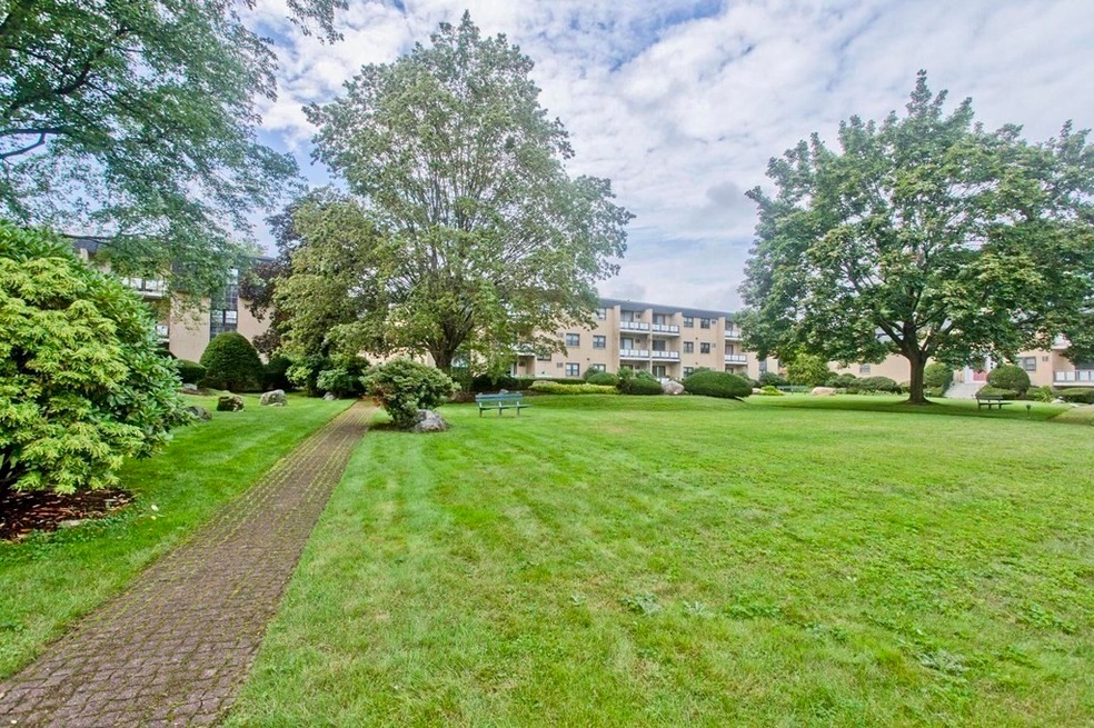 56 Bigelow Ave unit 18, Watertown, MA 02472 - photo 1