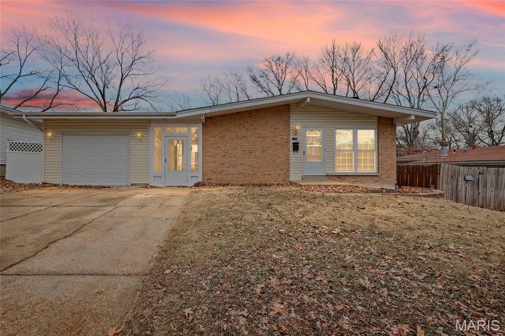 1105 Saint Anthony Ln, Florissant, MO 63033 - photo 1