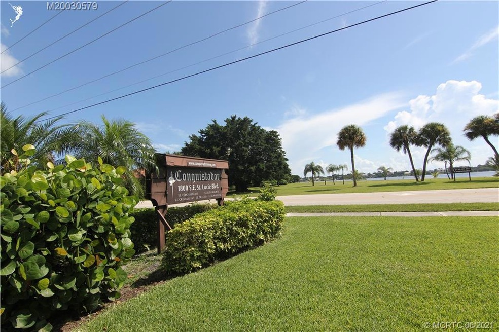 Conquistador condo with Riverfront park across the