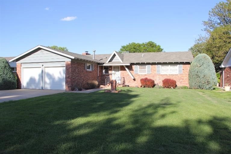 1112 S Monroe St, Hugoton, KS 67951 - photo 1