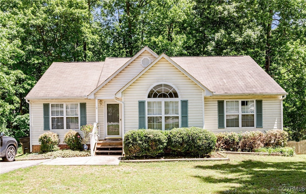 View of front facade with a front yard and a shing