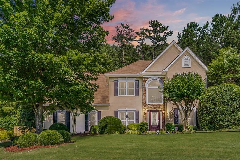 Welcome Home! Traditional real stucco home resplen