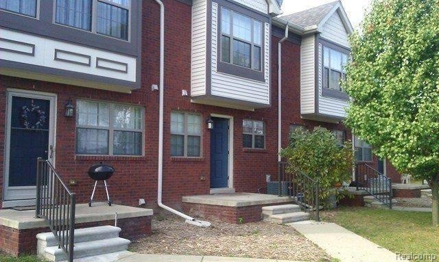 =front of condo.jpg