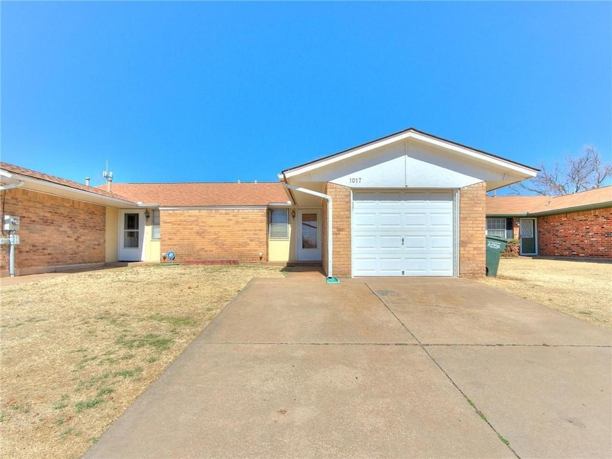 1017 Swan Lake Ct, Edmond, OK 73003 - photo 1