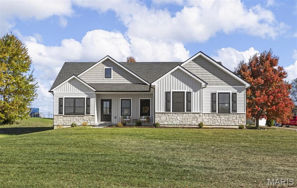 453 Chantilly Ct, Warrenton, MO 63383 - photo 1